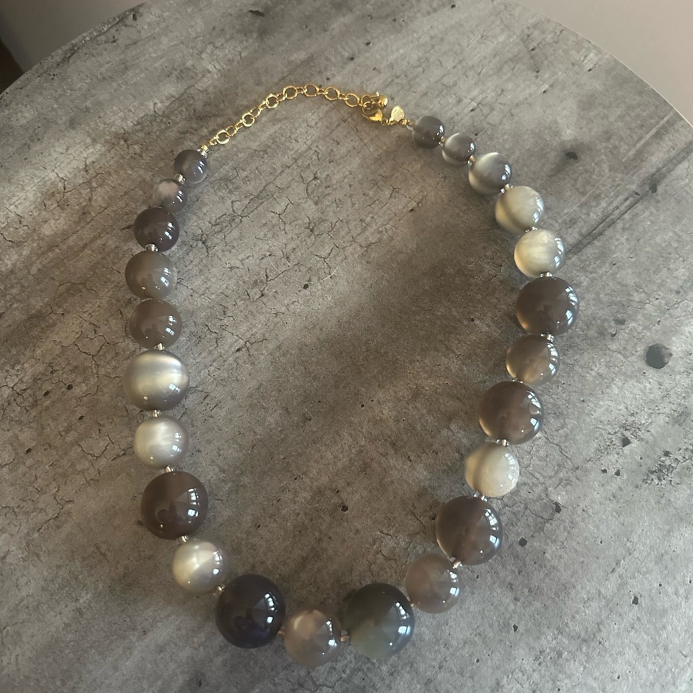 Elegant Beaded Necklace in Gray and Cream